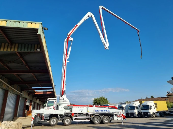 Camion pompe béton en action zone intervention Rhône-Alpes